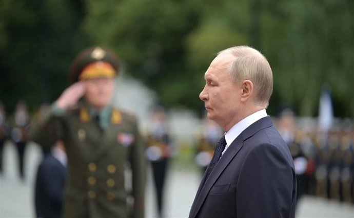 Archivo - El presidente de Rusia, Vladimir Putin, durante un desfile militar