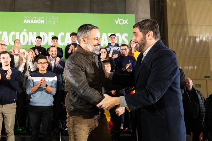 El presidente de Vox, Santiago Abascal, junto al candidato a la Presidencia de Aragón, Alejandro Nolasco, en un acto público celebrado en Teruel.