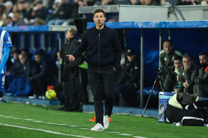 Xabi Alonso, treinador principal do Real Madrid CF, gesticula durante a partida de futebol da Liga Espanhola, LaLiga EA Sports, disputada entre o Deportivo Alavés e o Real Madrid no Estádio Mendizorroza, em 14 de dezembro de 2025, em Vitória, Espanha.