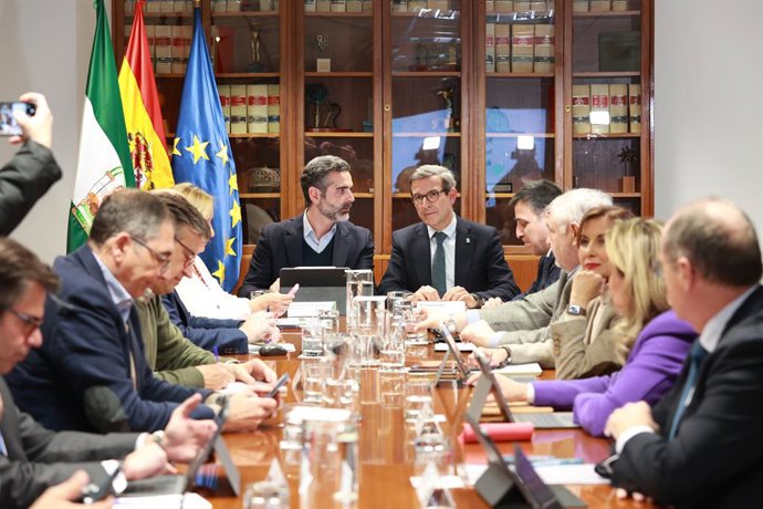 El consejero de Agricultura, Pesca, Agua y Desarrollo Rural, Ramón Fernández-Pacheco, y el consejero de Industria, Energía y Minas, Jorge Paradela, en la Mesa de Diálogo Social.
