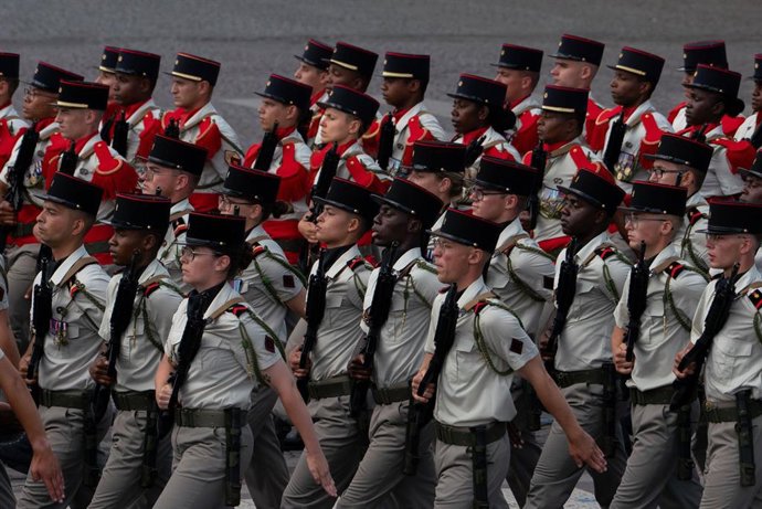 Archivo - Desfile militar en París (Francia)
