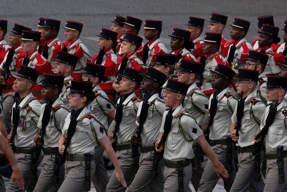 Archivo - Desfile militar en París (Francia)