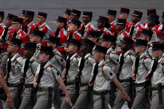 Archivo - Arquivo - 14 de julho de 2025, Paris, Potenza, FRA: A França realizou seu desfile militar anual do Dia da Bastilha em Paris em 14 de julho de 2025, presidido pelo presidente EMMANUEL MACRON. Cerca de 7.000 soldados — incluindo soldados, policiai