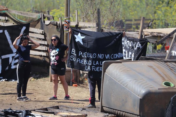 San Antonio, 12 de enero  2026 Pobladores realizan barricadas durante el operativo de desalojo de la megatoma ubicada en el Cerro Centinela Juan Gonzalez/ Aton Chile