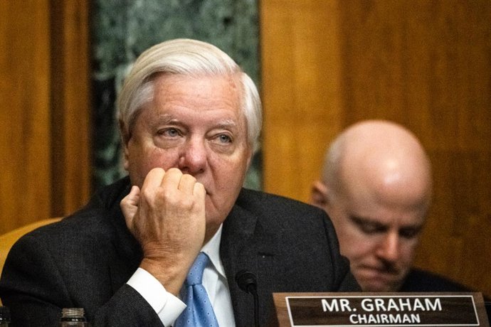 Archivo - Arquivo - 3 de fevereiro de 2025, Washington D.C., Nova York, EUA: O senador Lindsey Graham chega enquanto Russell Vought testemunha na audiência de confirmação do Senado, após o presidente Donald Trump novamente o escolher para diretor do OMB, 