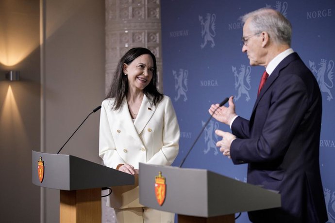 Archivo - 11 December 2025, Norway, Oslo: Norway's Prime Minister Jonas Gahr Store and Nobel Peace Prize laureate Maria Corina Machado attend a press conference at the government's representative facilities in Oslo. Photo: Stian Lysberg Solum/NTB/dpa