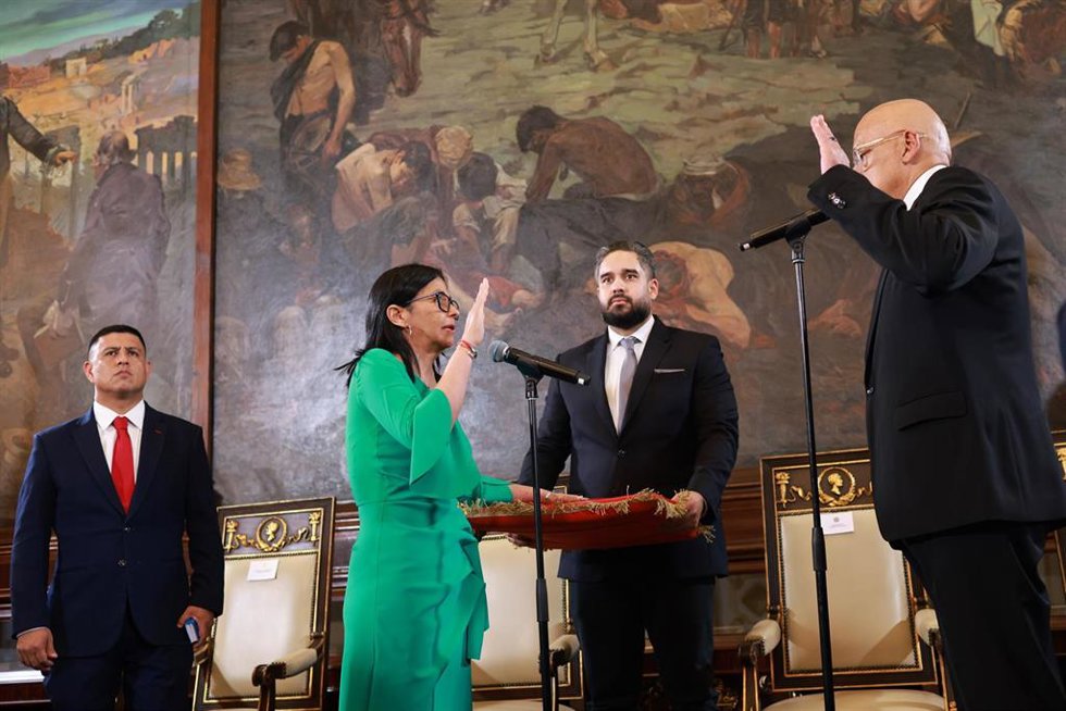 Delcy Rodriguez jura el cargo como presidenta encargada de Venezuela en la Asamblea Nacional en Caracas