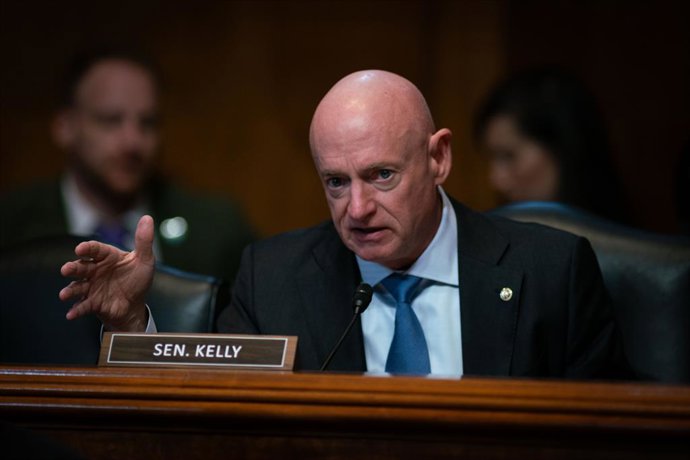 Archivo - Arquivo - 16 de janeiro de 2025, Washington, Distrito de Columbia, EUA: Senador MARK KELLY (D-AZ) na audiência de confirmação de Lee Zeldin, indicado pelo presidente eleito Trump para o cargo de administrador da Agência de Proteção Ambiental (EP