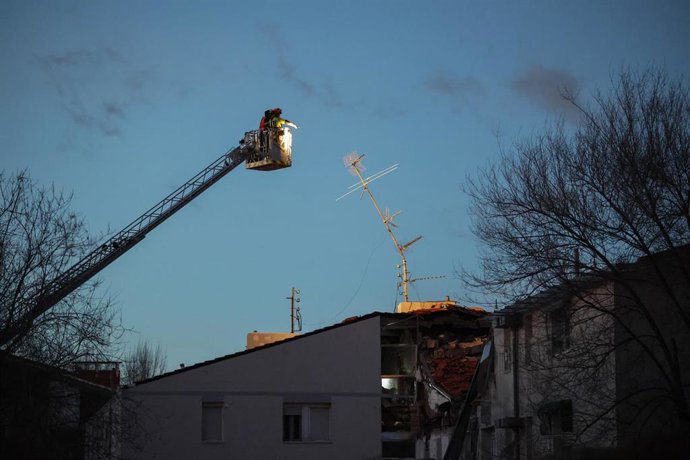Agentes de los Servicios de Emergencias trabajan en el lugar de una explosión de gas registrada en un edificio en obras situado en  la calle Azcoitia, en el distrito madrileño de Carabanchel