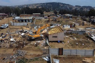 San Antonio, 12 de enero  2026  Maquinas retroexcavadoras destruyen viviendas construidas en la megatoma ubicada en el Cerro Centinela, durante el operativo de desalojo  Juan Gonzalez/ Aton Chile