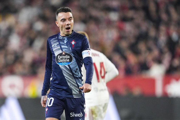 Iago Aspas, do RC Celta de Vigo, gesticula durante a partida de futebol da liga espanhola, LaLiga EA Sports, disputada entre o Sevilla FC e o RC Celta de Vigo no estádio Ramon Sanchez-Pizjuan, em 12 de janeiro de 2026, em Sevilha, Espanha.