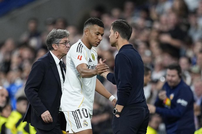 Archivo - Kylian Mbappe of Real Madrid CF greets Xabi Alonso, head coach of Real Madrid, during the Spanish League, LaLiga EA Sports, football match played between Real Madrid C.F. and Valencia CF at Santiago Bernabeu stadium on November 1, 2025, in Madri