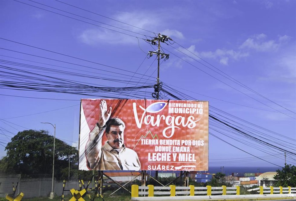 Vista de una valla publicitaria con la imagen del presidente Nicolás Maduro en la ciudad de La Guaira, Venezuela