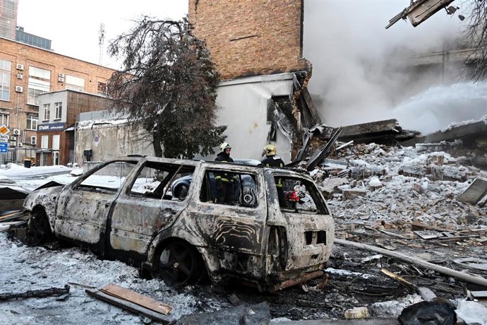 Bomberos trabajan en el lugar de un edificio alcanzado por un ataque con drones rusos en Kiev, Ucrania