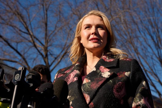 12 de janeiro de 2026, Washington, Distrito de Columbia, EUA: A secretária de imprensa da Casa Branca, Karoline Leavitt, fala com repórteres após uma entrevista televisiva fora da Ala Oeste da Casa Branca, em Washington, DC, na segunda-feira, 12 de janeir