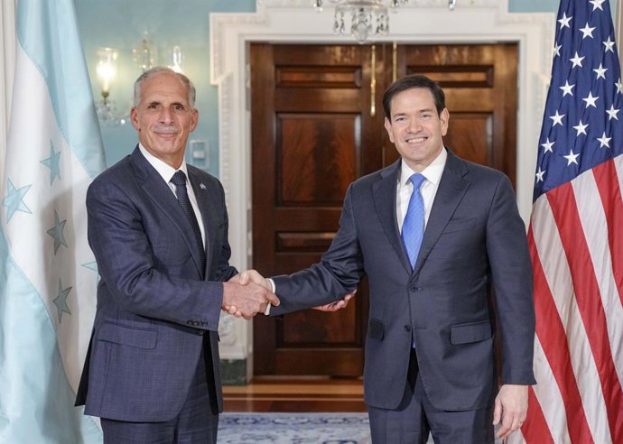 O presidente de Honduras, Nasry Asfura, ao lado do secretário de Estado dos EUA, Marco Rubio