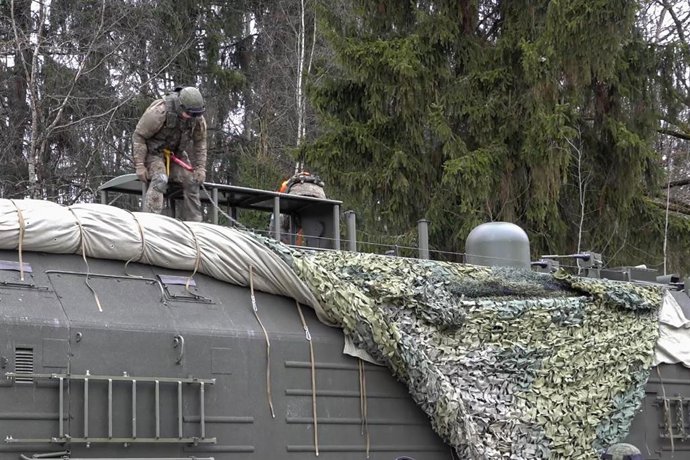 Archivo - Militares rusos de una unidad equipada con un sistema de misiles 'Oreshnik', hipersónicos y con capacidad nuclear, entran en combate
