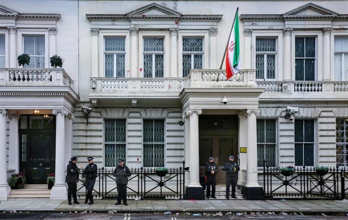 Agentes de Policía vigilan la Embajada iraní en Londres