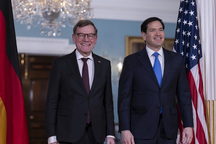 12 de janeiro de 2026, Washington, Distrito de Columbia, Estados Unidos: O secretário de Estado dos EUA, Marco Rubio (à direita), cumprimenta o ministro das Relações Exteriores da Alemanha, Johann Wadephul (à esquerda), no Departamento de Estado dos EUA, 