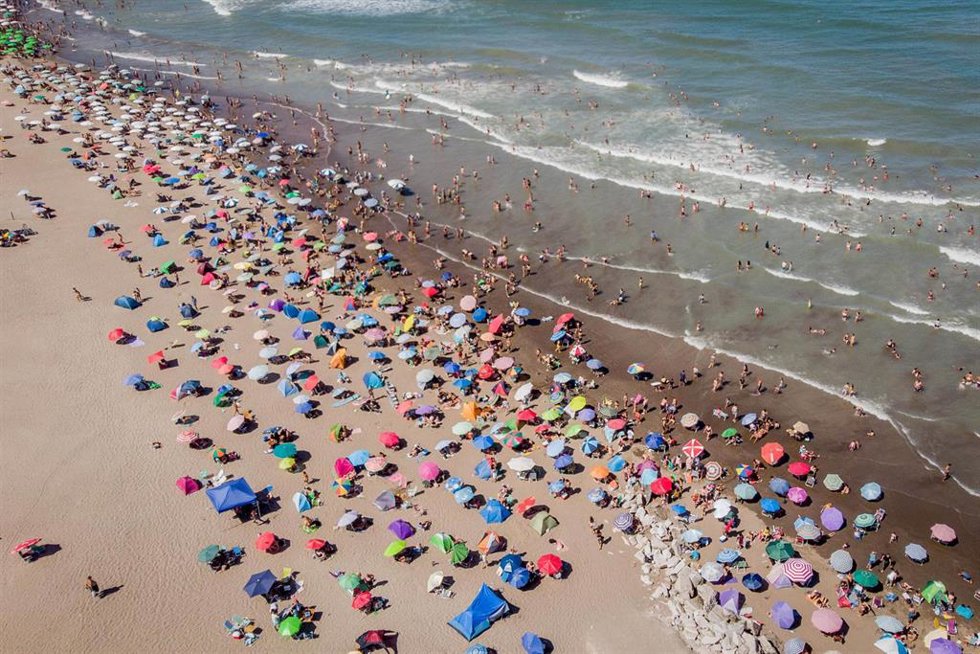 Archivo - Vista aérea de una playa en Mar del Plata, Argentina