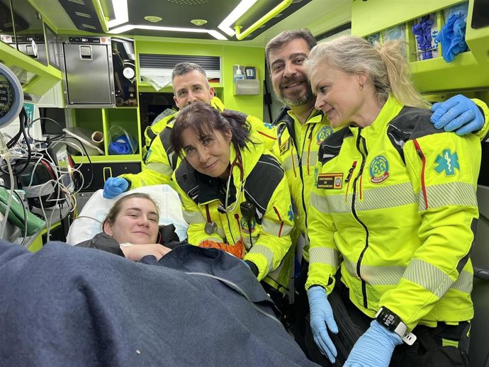 Efectivos de SAMUR-Protección Civil atienden a una mujer que ha dado a luz en plena calle en Madrid