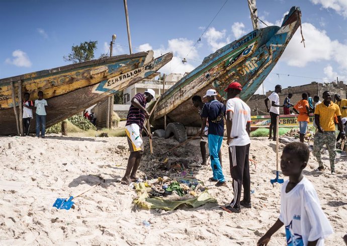 Archivo - (200914) -- DAKAR, Sept. 14, 2020 (Xinhua) -- Volunteers clean a beach in groups in the suburb of Dakar, Senegal, on Sept. 13, 2020. Given that trashes brought by sea wave and rainfall during the rainy season have polluted the coast, volunteers 
