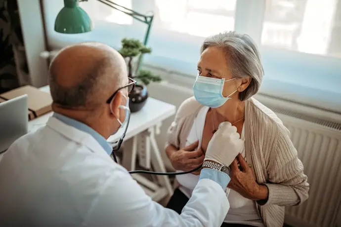 Fibromialgia, covid persistente. Mujer en la consulta del médico.