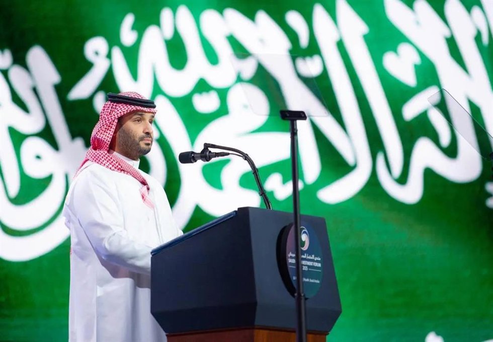 Archivo - El príncipe heredero saudí, Mohamed bin Salman, da un discurso en el Foro de Inversión Saudí-Estados Unidos en Riad, con la bandera de Arabia Saudí de fondo
