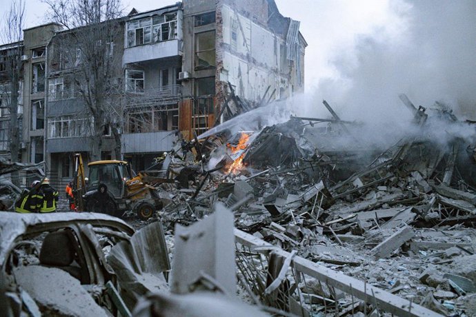 2 de janeiro de 2026, Kharkiv, Oblast de Kharkiv, Ucrânia: Às 14h30, dois mísseis balísticos Iskander carregados com 500 a 700 kg de explosivos atingiram dois edifícios residenciais na rua Olesya Honchalea, no centro da cidade. O número de mortos é de 30 