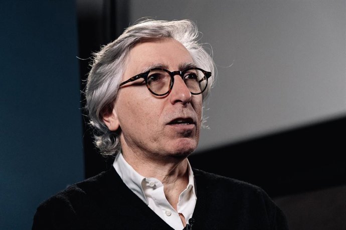 Archivo - El escritor y director de cine David Trueba durante una entrevista en los Cines Renoir Princesa, a 29 de octubre de 2025, en Madrid (España). 
