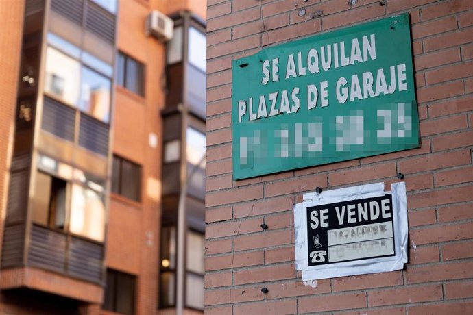Archivo - Un cartel de 'Se vende' pegado a un edificio