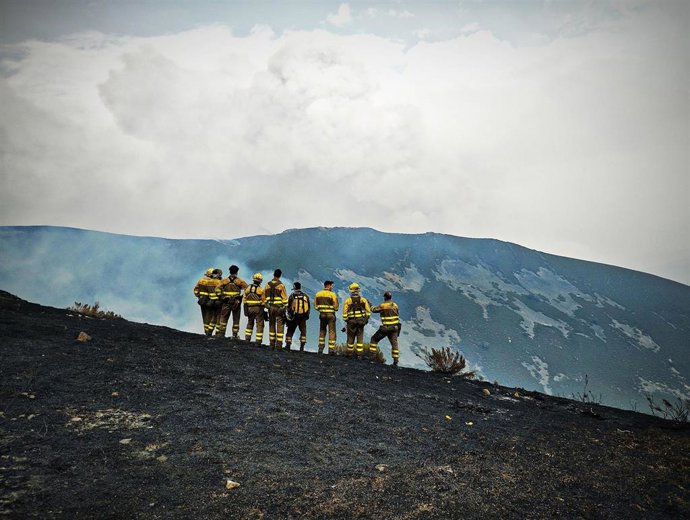 La fotografía de Diego Fernández Martín titulada 'Sudor, lágrimas y ceniza', que capta a una hilera de brigadistas observando los efectos de las llamas, ha sido una de las obras premiadas.