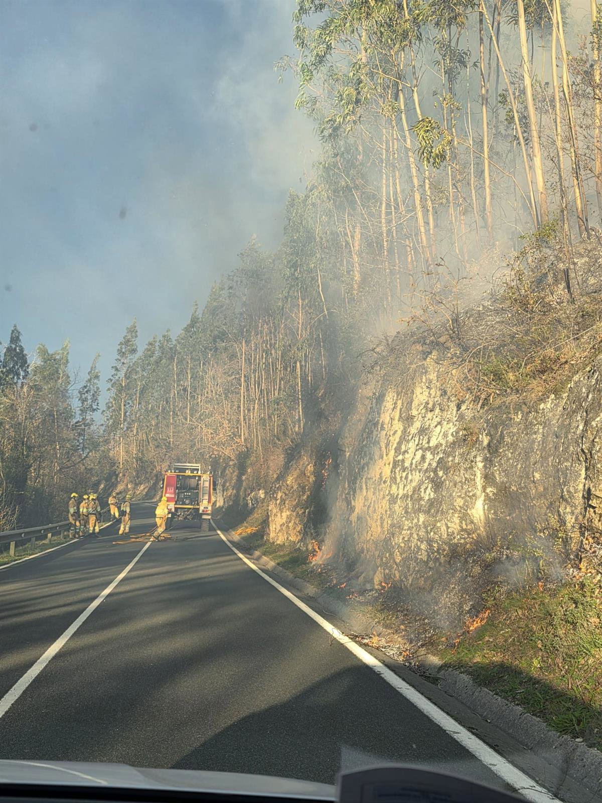 Controlado un incendio en la localidad de El Barcenal de San Vicente de la Barquera