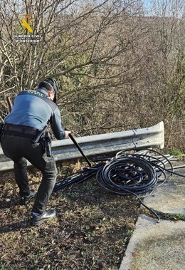 Detenidas tres personas por el robo de mil metros de cable telefónico de cobre en Castillazuelo (Huesca).