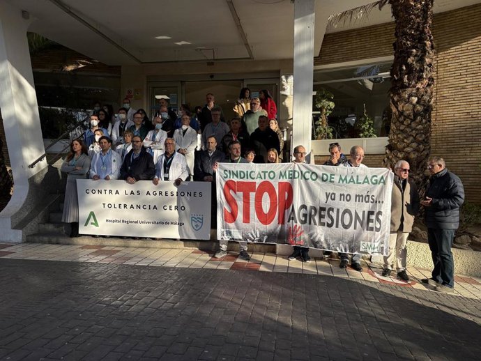 Concentración de médicos convocada por el SMM este martes para protestar por la segunda agresión que recibe un facultativo en la provincia de Málaga en lo que va de año.