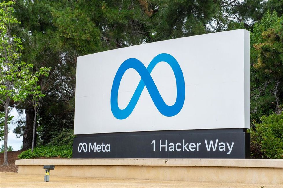 Archivo - FILED - 08 May 2023, US, Menlo Park: The logo of the Facebook group Meta can be seen near the company headquarters in California. Photo: Andrej Sokolow/dpa