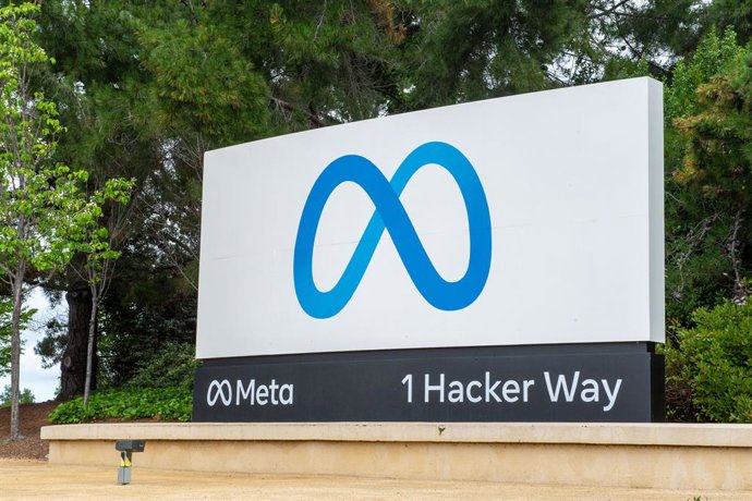 Archivo - FILED - 08 May 2023, US, Menlo Park: The logo of the Facebook group Meta can be seen near the company headquarters in California. Photo: Andrej Sokolow/dpa