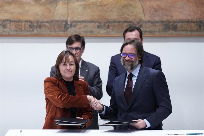 La consellera y portavoz del Govern, Sílvia Paneque, y el secretario de Estado José Antonio Santano, firman el acuerdo de la presentación de la nueva empresa Rodalies de Catalunya SME S.A.