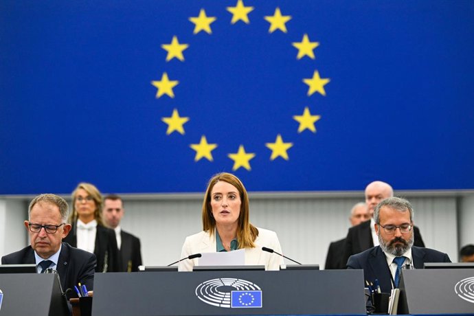 Archivo - Arquivo - HANDOUT - 09 de outubro de 2025, França, ESTRASBURGO: A presidente do Parlamento Europeu, Roberta Metsola (C), preside uma sessão plenária do Parlamento Europeu. Foto: Philippe STIRNWEISS/Parlamento Europeu/dpa - ATENÇÃO: uso editorial