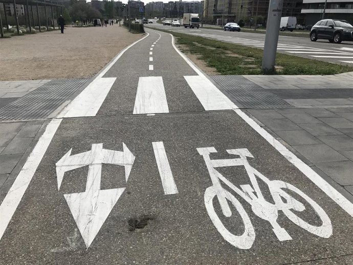 Archivo - Carril-bici en tramo urbano