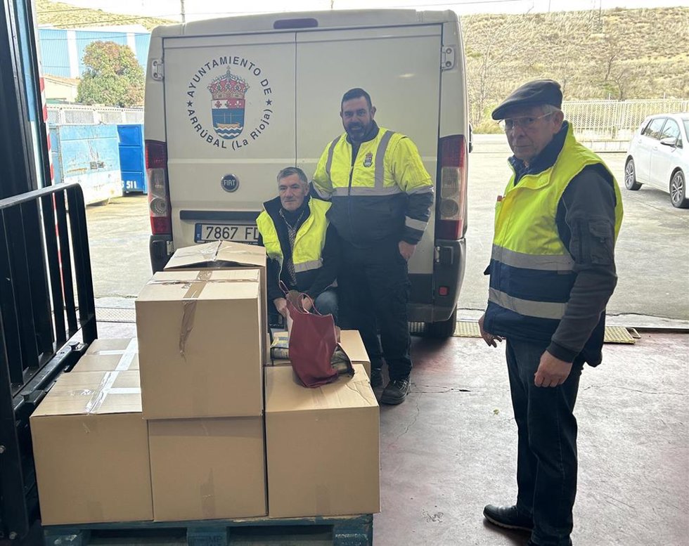 Entrega alimentos al Banco de Alimentos por parte del Ayuntamiento de Arrúbal