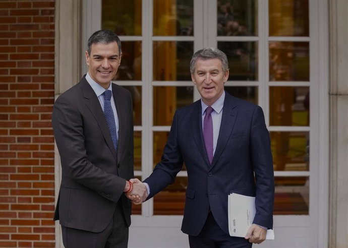 Archivo - El presidente del Gobierno, Pedro Sánchez y el líder del PP, Alberto Núñez Feijóo en una reunión en La Moncloa en 2025.