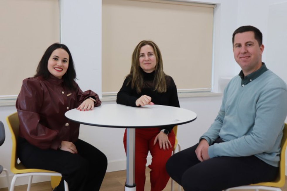 De izquierda a derecha, Paula García, Eva Romera y Antonio Camacho, personal investigador de Laecovi.