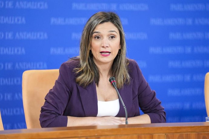 La vicesecretaria general del PSOE-A y portavoz parlamentaria, María Márquez, atiende a medios antes de la celebración de la Diputación Permanente en el Parlamento andaluz. A 12 de enero de 2026, en Sevilla (Foto de archivo).