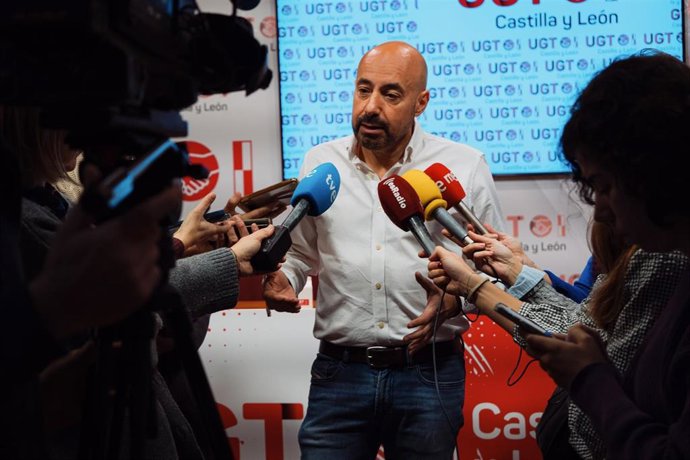 El secretario general de UGT en Castilla y León, Óscar Lobo, atiende a los medios antes de la celebración del Comité Autonómico.