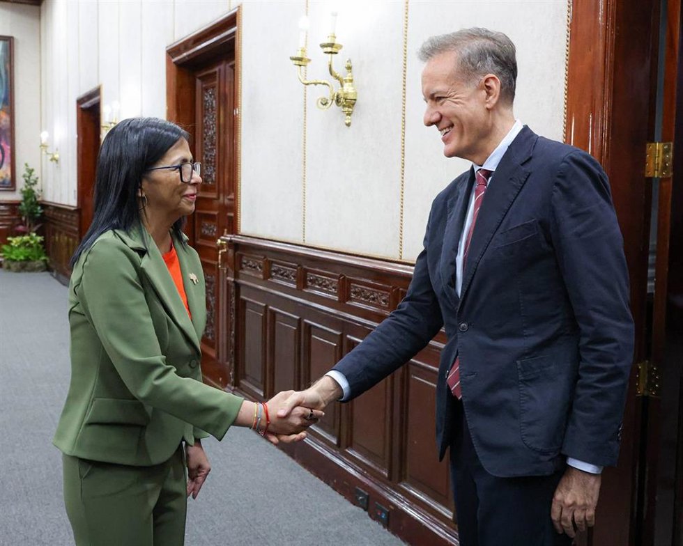 La presidenta encargada de Venezuela, Delcy Rodríguez, y el embajador español en Caracas, Álvaro Albacete