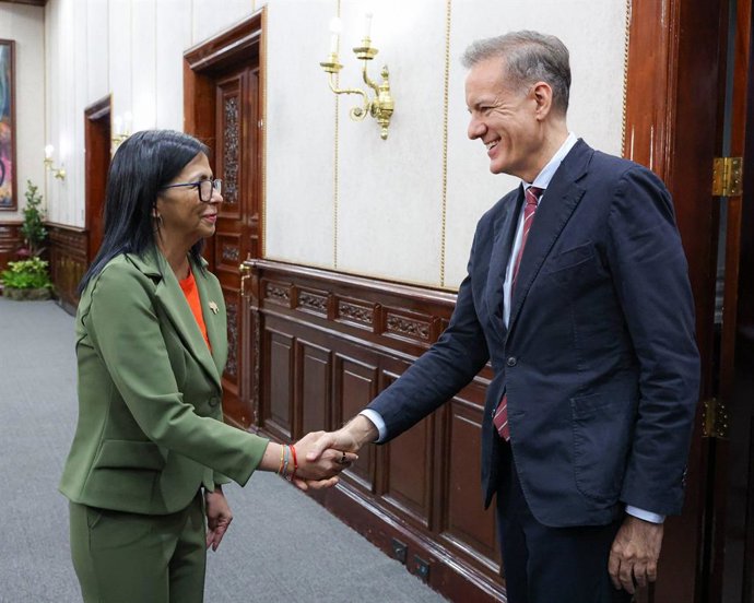 La presidenta encargada de Venezuela, Delcy Rodríguez, y el embajador español en Caracas, Álvaro Albacete