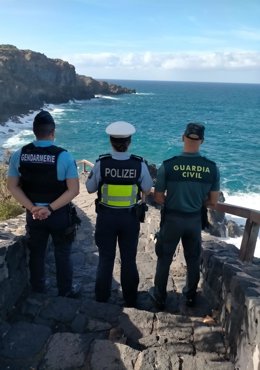 Agentes de las fuerzas de seguridad en un mirador turístico en Tenerife