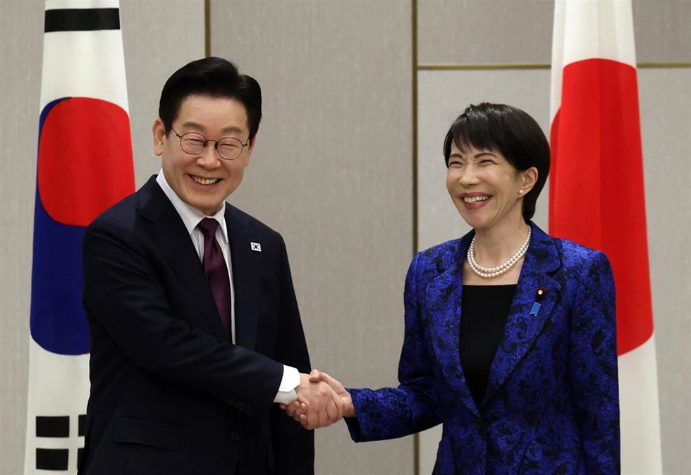 El presidente de Corea del Sur, Lee Jae Myung, junto a la primera ministra japonesa, Sanae Takaichi.