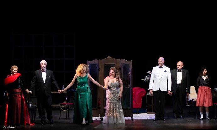 Archivo - Escena de la obra 'Eva al desnudo' de Teatro Arcón de Olid.